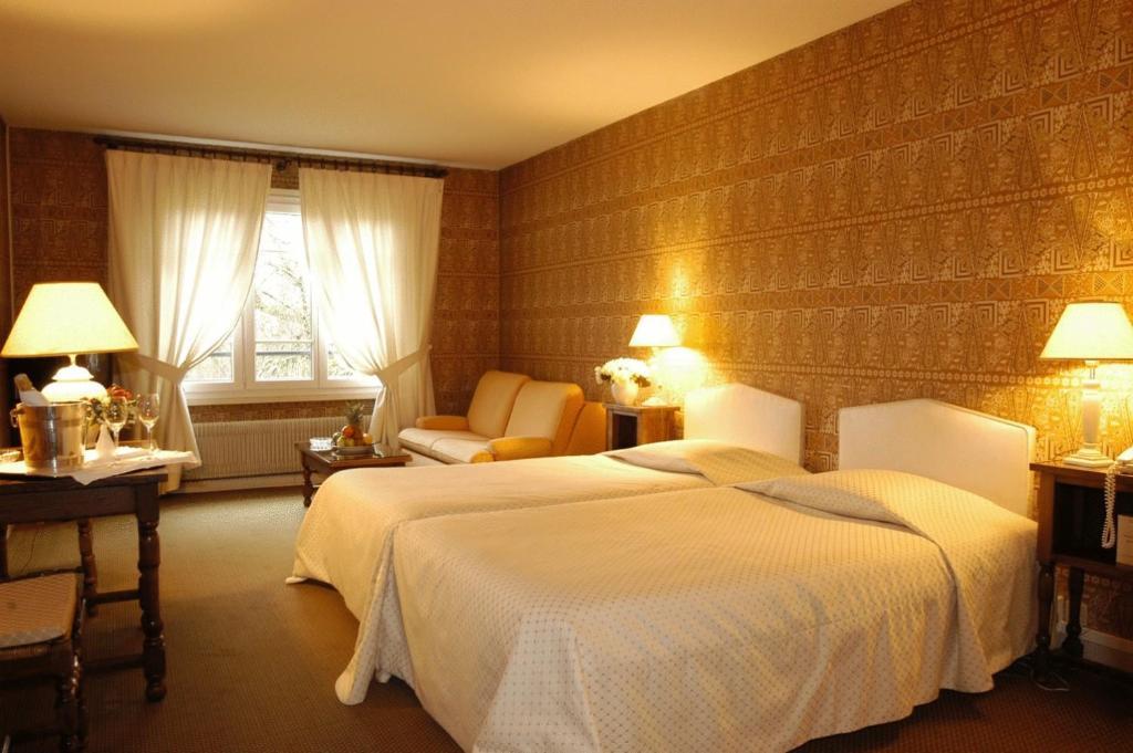 Hostellerie La Huchette Replonges Room photo